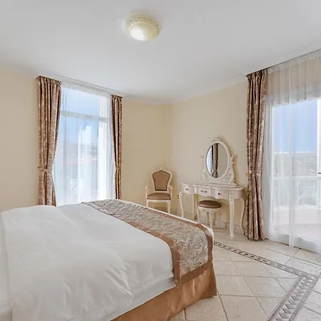 Flamingo Boutique Hotel 4*